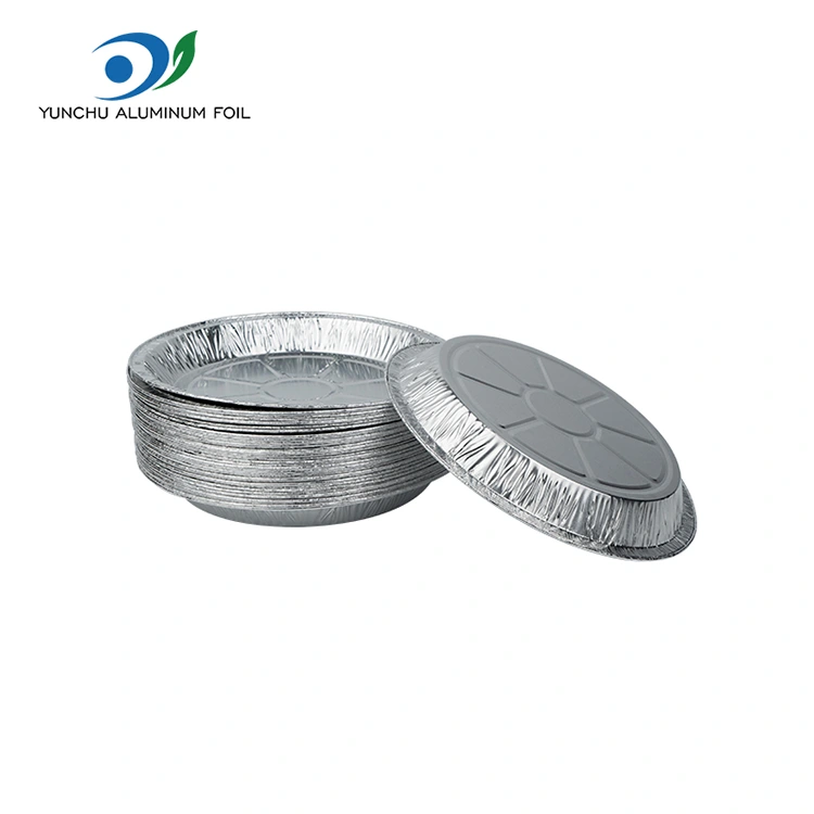 Kulatý vzduchový fritéza s sebou stříbrná hliníková fólie s potravinami nádoba