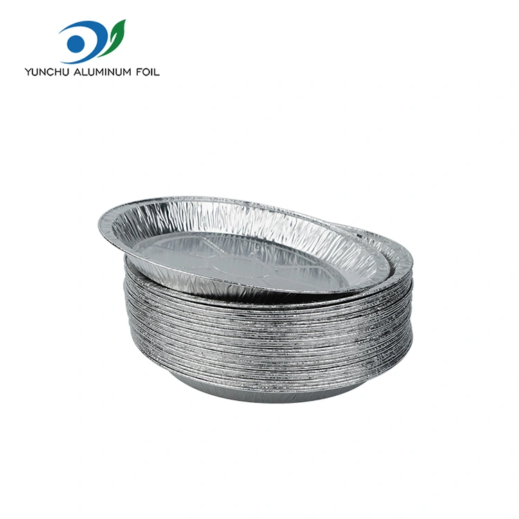 Kulatý vzduchový fritéza s sebou stříbrná hliníková fólie s potravinami nádoba