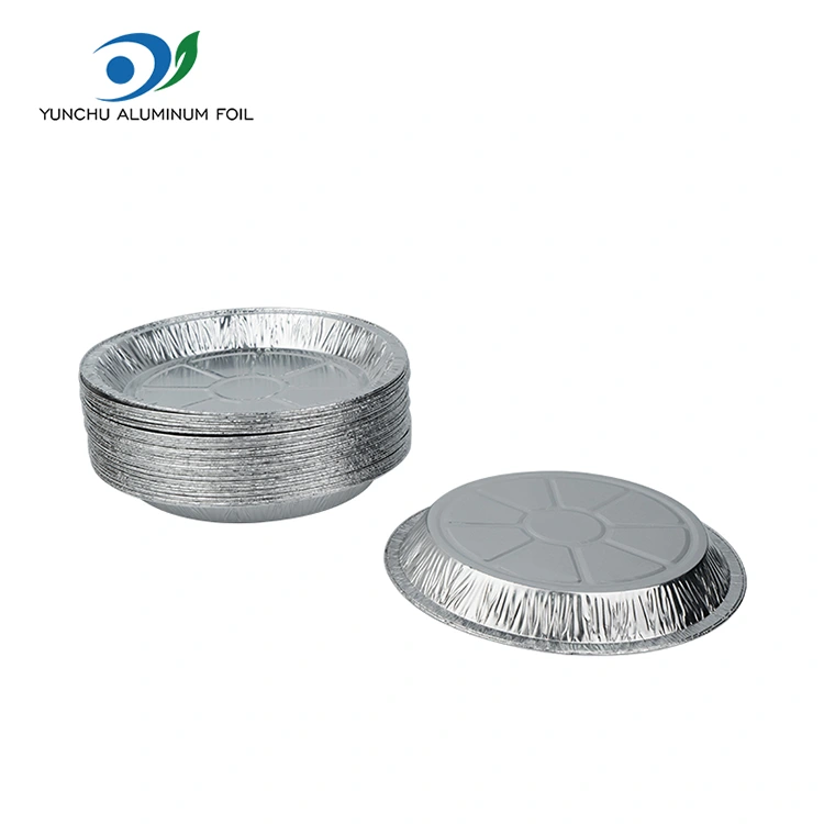 Kulatý vzduchový fritéza s sebou stříbrná hliníková fólie s potravinami nádoba