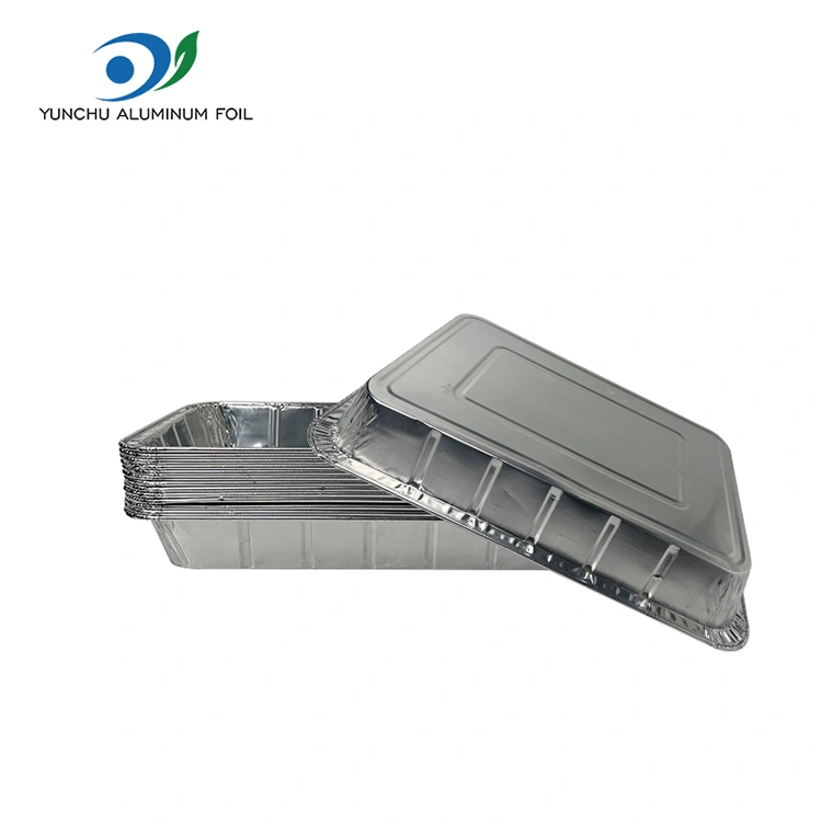 Velké grilované ryby s sebou stříbrné hliníkové fólie nádoby