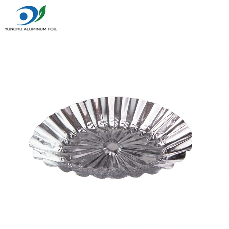 Oválný krajkový pudinkový koláč stříbrná hliníková fólie s potravinami nádoba