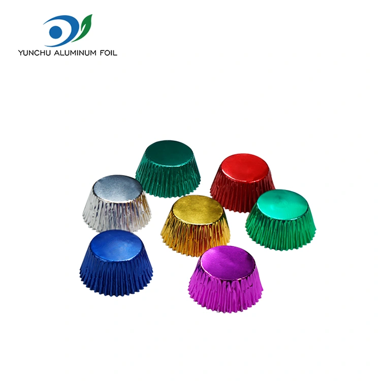 Kulatý malý balíček pečení stříbrné hliníkové fólie s potravinami nádoba