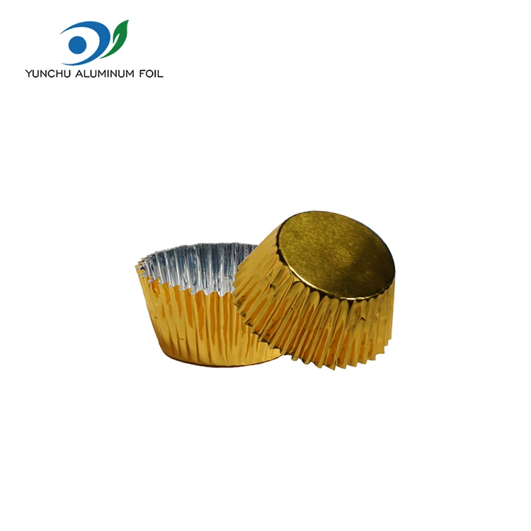 Kulatý malý balíček pečení stříbrné hliníkové fólie s potravinami nádoba
