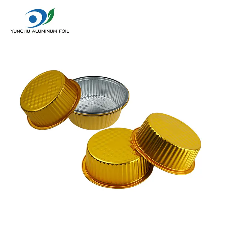 S sebou malý horký hrnec zlatý kulatý hliníkový fólii kontejnery